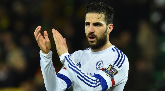 Gelandang Chelsea, Cesc Fabregas, saat tampil melawan Norwich pada laga Premier League di Stadion Carrow Road, Inggris, Selasa (1/3/2016). (AFP/Ben Stansall)