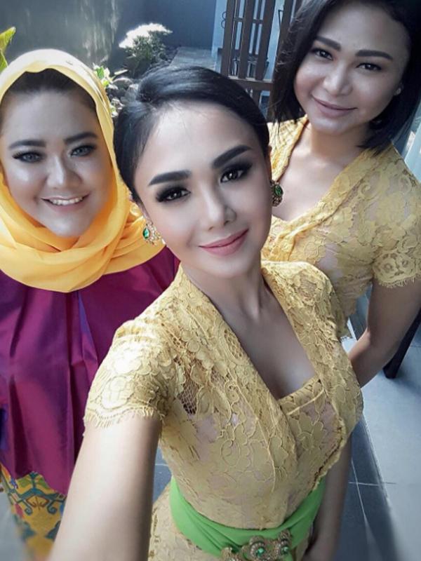 Yuni Shara tampil cantik mengenakan pakaian adat Bali saat menghadiri acara pernikahan salah seorang sahabatnya di Ubud, Bali. (Instagram Yuni Shara)
