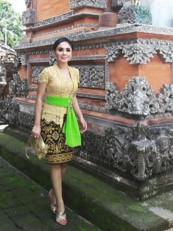Yuni Shara tampil cantik mengenakan pakaian adat Bali saat menghadiri acara pernikahan salah seorang sahabatnya di Ubud, Bali. (Instagram Yuni Shara)