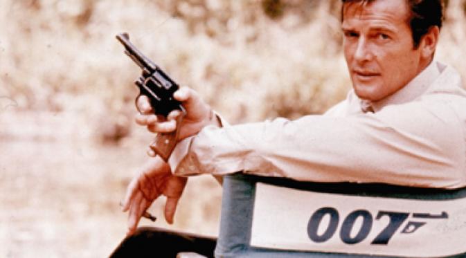 Roger Moore di lokasi syuting film James Bond pada tahun 1972.