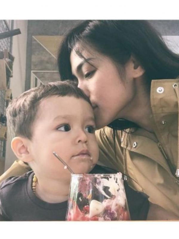 Jessica Iskandar dan anaknya, El Barack. (Instagram - @inijedar)