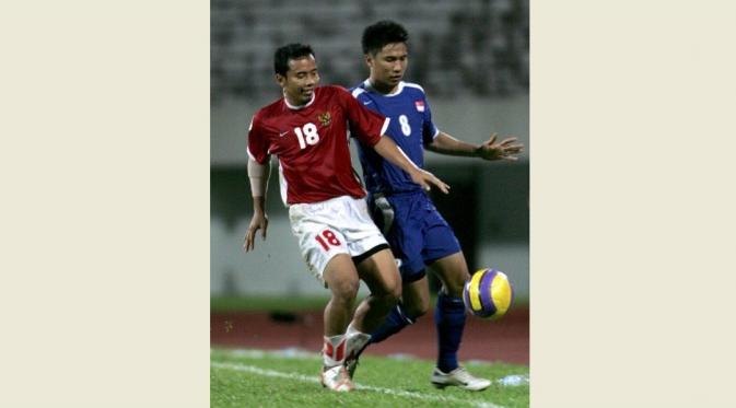 Firmansyah saat berduel dengan Noh Alam Shah saat Timnas Indonesia bersua Singapura di penyisihan Grup B Piala AFF 2007. (AFP/Theresa Barraclough)