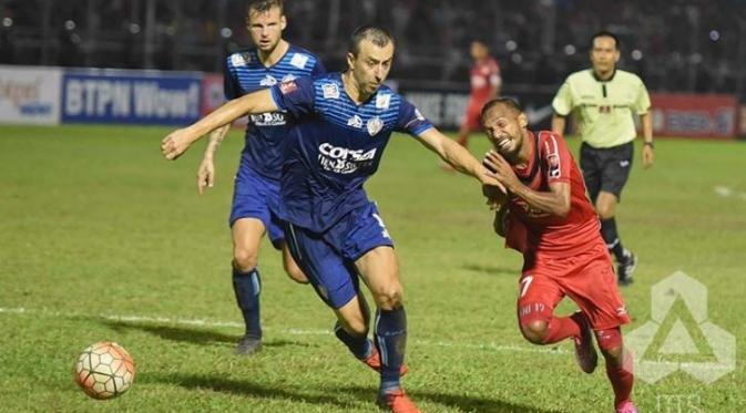 Bek Arema Cronus Goran Ganchev mencoba menghalau striker Semen Padang Muhammad Nur Iskandar saat kedua tim bertemu di pekan ke-26 Torabika Soccer Championship presented by IM3 Ooredoo, Jumat (28/10/2016) malam WIB. (indonesiansc.com)