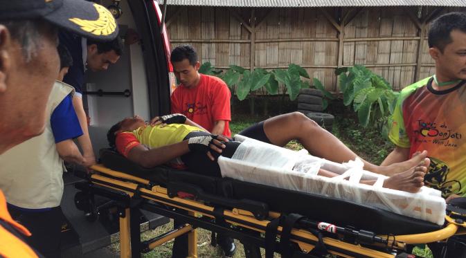 Yusuf Kibar terjatuh sangat keras saat melewati tikungan yang terdapat di Desa Sarahiyang, Kecamatan Nusaherang, Kabupaten Kuningan, Jawa Barat. (Liputan6.com/Panji Prayitno)