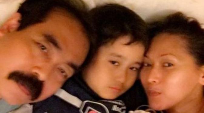 Inul Daratista bersama suami, Adam Suseno dan anak mereka, Yusuf. (Instagram - @inul.d)