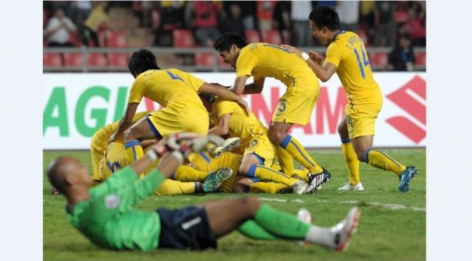 vMarkus Horison hanya bisa terpaku menyaksikan gawangnya dibobol Thailand saat semifinal Piala AFF 2008. (AFP/Pornchai Kittiwongsakul)