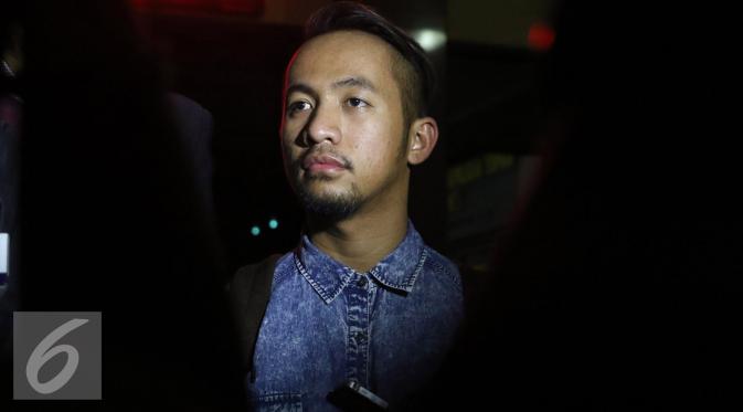 Asisten Julia Perez, Lucky, melaporkan Nikita Mirzani dengan tuduhan penganiayaan di Polres Jakarta Selatan. (Foto: Herman Zakharia/Liputan6.com)