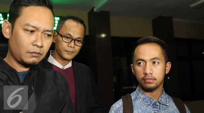 Asisten Julia Perez, Lucky (kanan berkemeja biru), melaporkan Nikita Mirzani dengan tuduhan penganiayaan di Polres Jakarta Selatan. (Foto: Herman Zakharia/Liputan6.com)