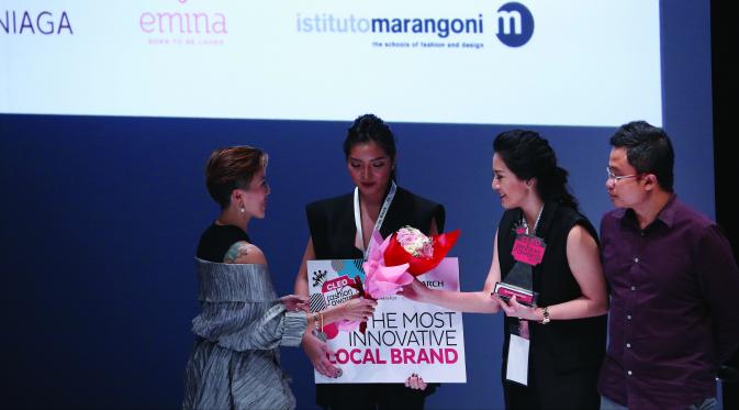 Reves Studio terpilih sebagai pemenang kategori The Most Innovative Local Brand, Cleo Fashion Awards, Jakarta Fashion Week 2017.