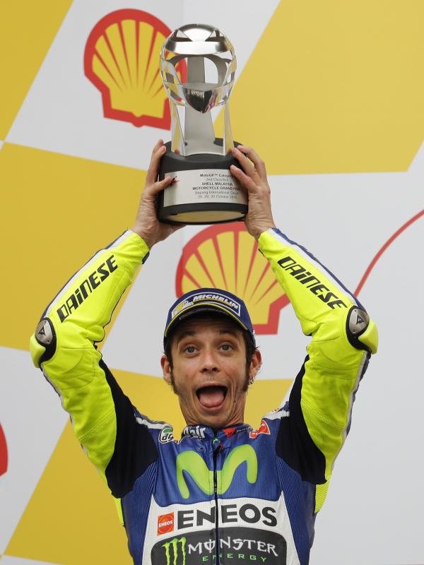 Momen saat Valentino Rossi mengangkat trofi podium kedua MotoGP Malaysia 2016. (AP Photo/Vincent Thian)