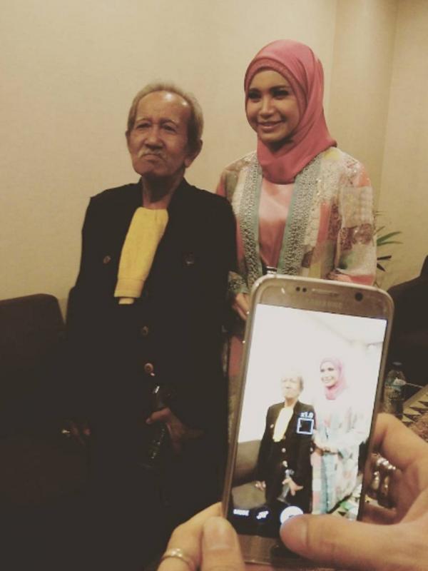 Rossa bersama Pak Nasrul, fotografer 'gaek' yang viral di media sosial. (Instagram @gemasakti)
