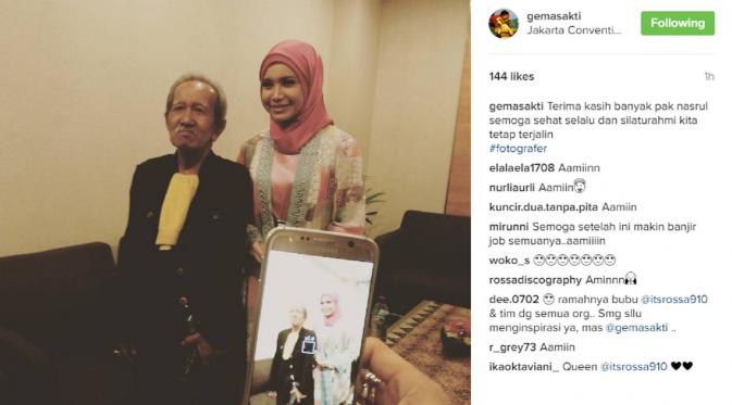 Rossa berpose bersama Pak Nasrul, fotografer gaek yang menjadi viral di media sosial. (Instagram @gemasakti)