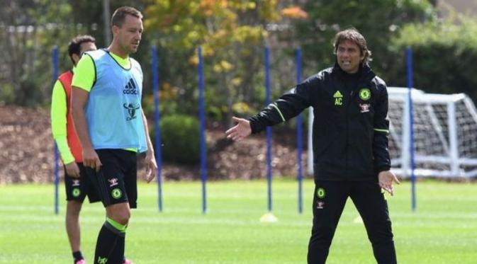 Manajer Chelsea Antonio Conte dan John Terry (mirror)