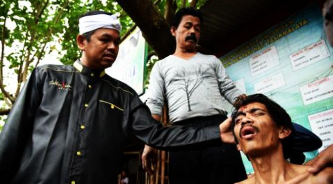 Bupati Purwakarta Dedi Mulyadi memastikan diri menjadi donatur tetap Yayasan Mentari Hati Panti Rehabilitasi Sosial Orang Kelainan Jiwa. (Liputan6.com/Abramena)