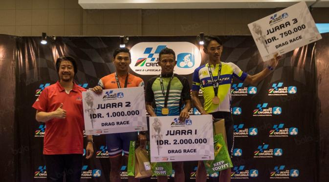 Pebalap SWOG, Ibnu Rully (kedua kanan), menjadi pemenang pada kategori drag race dalam ajang JIExpo Criterium 2016 di JIExpo Kemayoran, Jakarta, Minggu (30/10/2016). (Bola.com/Vitalis Yogi Trisna)