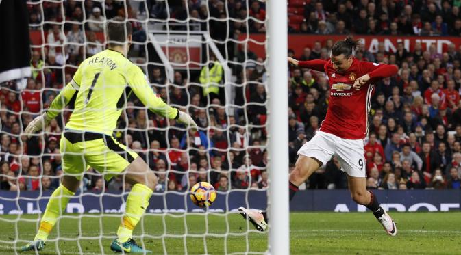 Penyerang Manchester United, Zlatan Ibrahimovic (kanan) gagal memanfaatkan kesempatan merobek jala Burnley, pada laga lanjutan Premier League 2016-2017, di Stadion Old Trafford (29/10/2016). Ibrahimovic mulai mendapat nada ragu dari kalangan fans.  (Reute