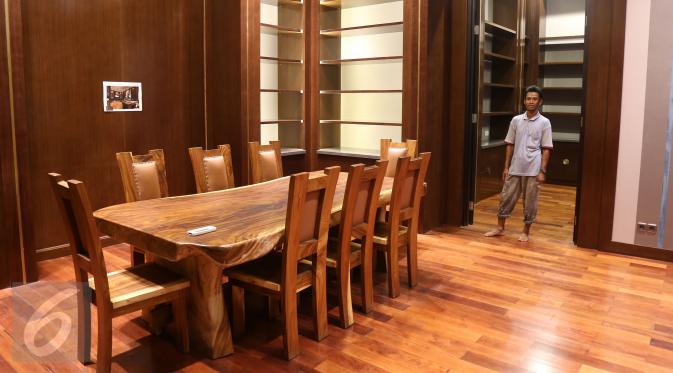 Ruang makan dengan meja dan lantai kayu di rumah SBY di Jalan Mega Kuningan Timur VII, Jakarta Selatan, (29/10). SBY telah mendapatkan rumah seluas sekitar 700 meter persegi dari negara Berdasarkan PMK Nomor 189/PMK.06/2014. (Liputan6.com/HO)