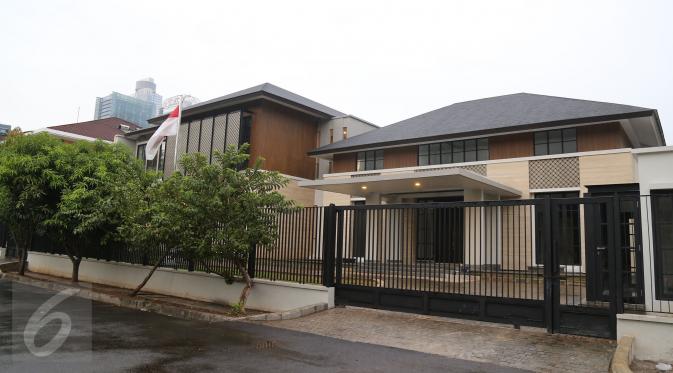 Halaman depan rumah SBY di Jalan Mega Kuningan Timur VII, Jakarta Selatan, (29/10). Di bagian depan, rumah tersebut terdapat tiang dengan bendera merah putih yang berkibar. (Liputan6.com/HO)