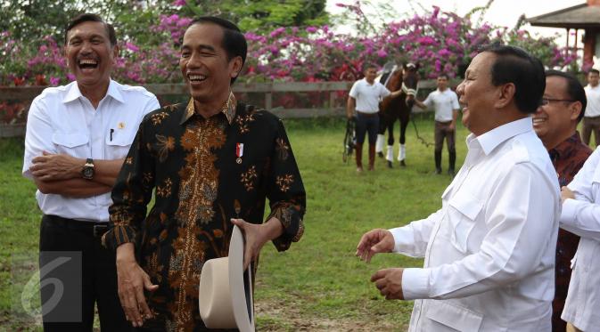 Presiden Joko Widodo (Jokowi) berbincang santai dengan Ketua Umum Partai Gerindra Prabowo Subianto disaksikan Menko Kemaritiman Luhut Pandjaitan usai melakukan pertemuan di kediaman Prabowo di Hambalang, Bogor, Senin (31/10). (Liputan6.com/Faizal Fanani)