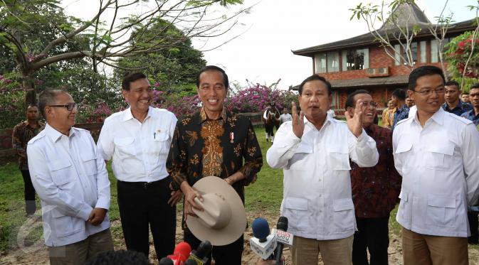 Presiden Joko Widodo (Jokowi) dan Ketua Umum Partai Gerindra Prabowo Subianto memberikan keterangan usai menggelar pertemuan di Hambalang, Bogor, Senin (31/10). Dalam pertemuan itu, Jokowi dan Prabowo membahas sejumlah topik. (Liputan6.com/Faizal Fanani)