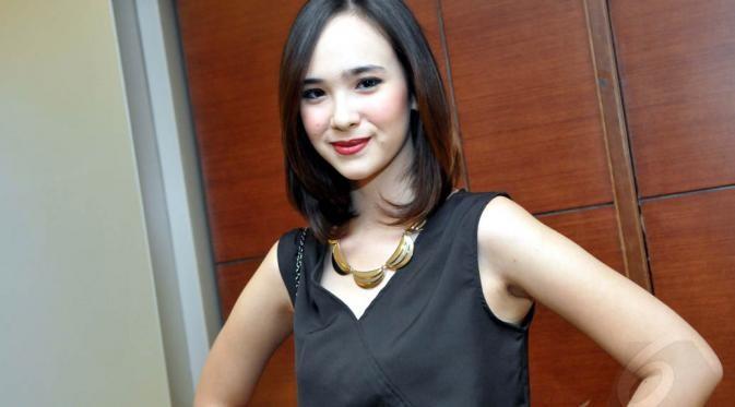 Seorang aktris Indonesia yang memiliki darah campuran Jawa dan Amerika.