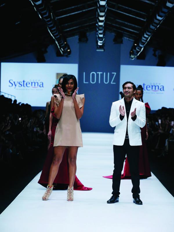 Abimana Aryasatya dalam busana Lotuz di Jakarta Fashion Week 2017.