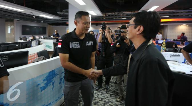 Calon gubernur DKI Jakarta, Agus Harimurti Yudhoyono saat berkunjung ke redaksi Liputan6 di SCTV Tower, Jakarta, Senin (31/10). (Liputan6.com/Angga Yuniar)