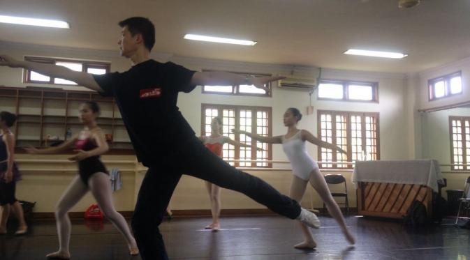 Master balet, Xu Gang, tengah melatih sejumlah balerina di sekolah Namarina Ballet Jazz Fitnes (Liputan6.com/Nurul Basmalah)
