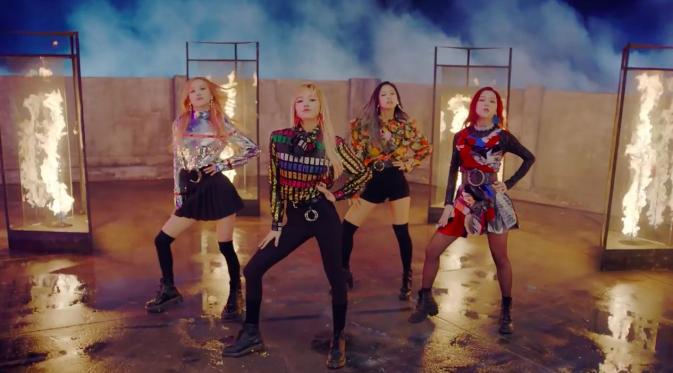 Black Pink di video klip Playing with Fire (YouTube.com)
