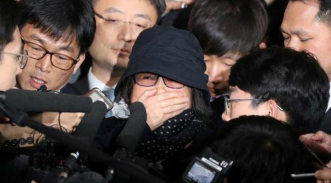 Choi Soon-sil dituduh telah menyalahgunakan hubungannya dengan Presiden Park Geun-hye dan turut mencampuri urusan negara (Reuters)