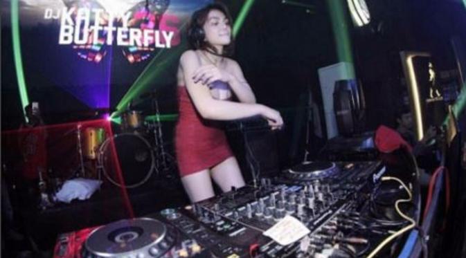 DJ Katty Buttefly saat beraksi di atas panggung (Instagram/@djbutterfly36)