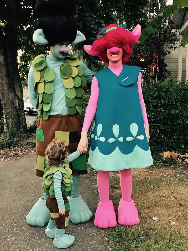 Justin Timberlake dan Jessica Biel serta putra mereka yang berusia 18 bulan, Silas, memakai kostum dari karakter film animasi Trolls untuk Halloween