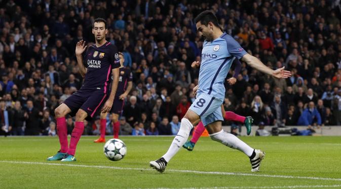 Gelandang Manchester City Ilkay Gundogan saat mencetak gol ke gawang Barcelona (Reuters / Phil Noble)