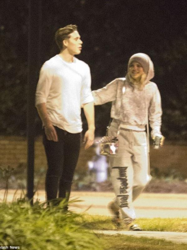 Brooklyn Beckham dan Sofia Richie menghabiskan waktu malam bersama. (via. Dailymail)