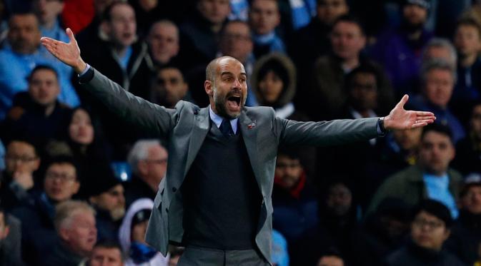 Pelatih City, Pep Guardiola mengintruksikan para pemainnya saat berhadapan dengan Barcelona pada grup C Liga Champions di stadion Etihad, Manchester, (2/11). City menang atas Barcelona dengan skor 3-1. (Reuters/Phil Noble)