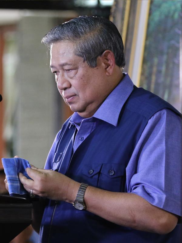 Ketua Umum Partai Demokrat Susilo Bambang Yudhoyono (SBY) menggelar jumpa pers di Cikeas, Bogor, Rabu (2/11). Presiden ke-6 RI itu menyampaikan tanggapannya terkait berbagai isu nasional, keamanan dan politik. (Liputan6.com/Herman Zakharia)