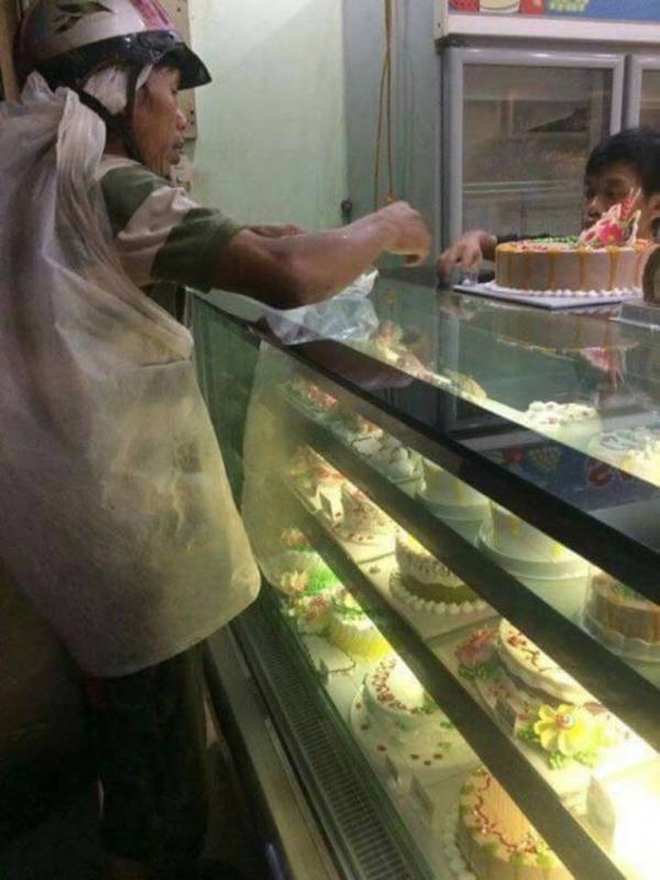 Ketika Seorang Pemulung Membelikan Kue Ulang Tahun untuk Istrinya. (Foto: Facebook/Eddy Mandiri)