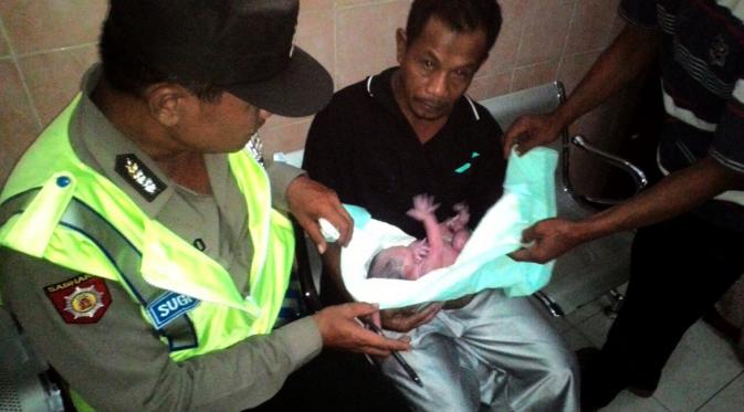 Sriani (37) melahirkan bayi perempuan di dalam mobil patroli Polsek Papar, Kabupaten Kediri, Jatim. (Liputan6.com/Dian Kurniawan)