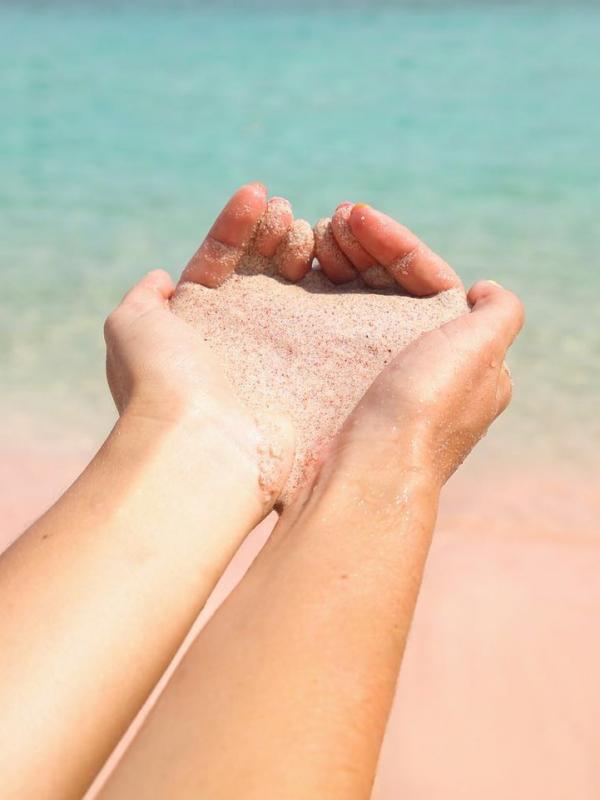 Pink Beach, Nusa Tenggara Timur. (theblondeabroad.com)