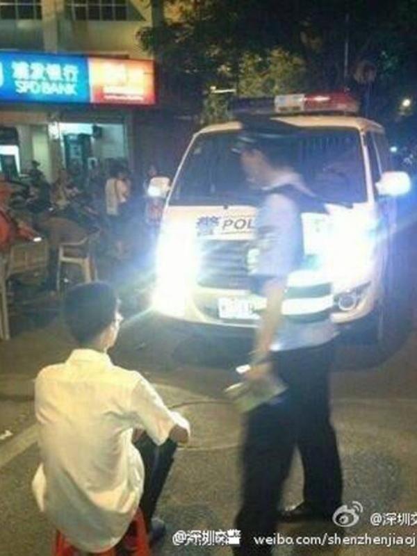 Pengendara dihukum dengan disuruh menatap lampu mobil yang terang | via: Shanghaiist.com