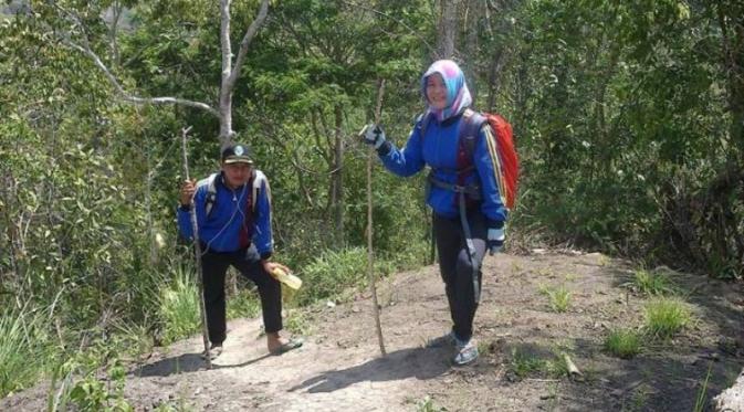 Herman dan rekan kerja saat perjalanan menuju Dusun Padalempe, dusun paling jauh di Menyoe.