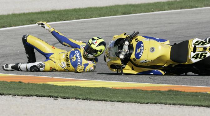 Valentino Rossi saat terjatuh pada MotoGP Valencia 2006. (Corriera.it)