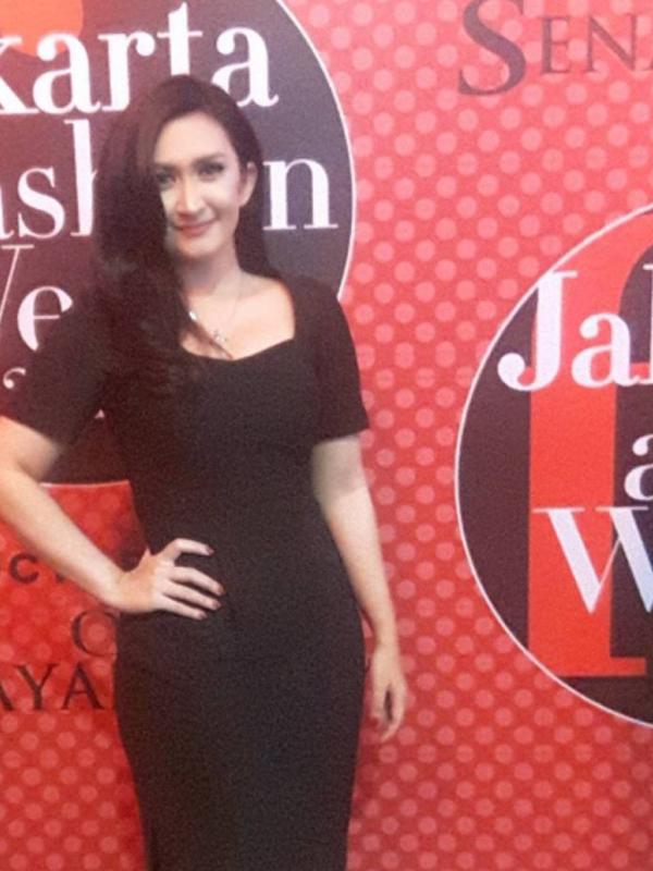 Nafa Urbach menghadiri Jakarta Fashion Week 2016 (Instagram/@nafaurbach)