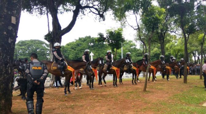 10 Pasukan berkuda Polri disiagakan di depan Istana Merdeka. (Liputan6.com/Nafiysul Qodar)