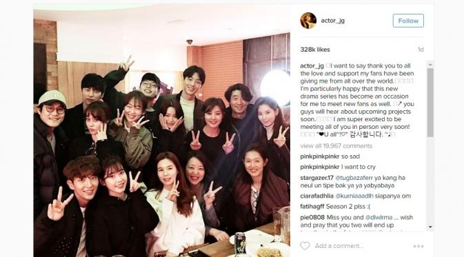 Postingan Lee Joon Gi bersama pemain dan kru Scarlet Heart. (Instagram/actor_jg)