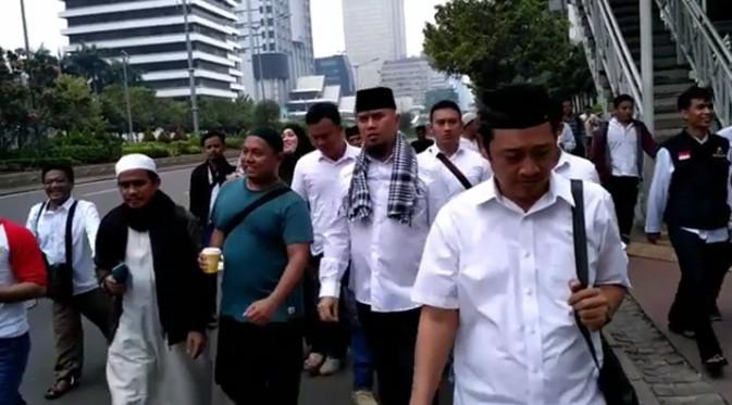 Ahmad Dhani bersama masyarakat saat melakukan aksi damai demo 4 November. (Instagram @ahmaddhaniprast)