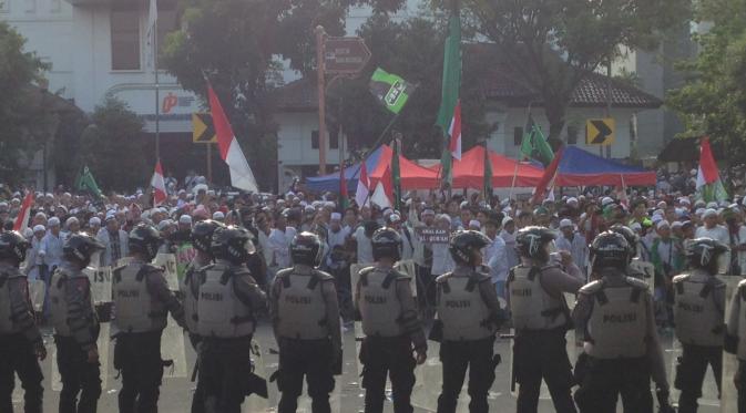 Massa HMI ricuh saat demonstrasi 4 November di depan Istana Negara (Liputan6.com/Taufik)