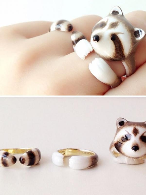 Selain menggemaskan, miniatur hewan ini pun nampak cantik dijadikan sebuah cincin. (via: Boredpanda.com)