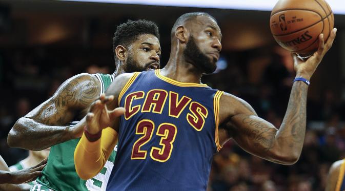 LeBron James membukukan double-double dengan mencetak 30 angka dan 12 assist untuk membawa Cleveland Cavaliers menang 128-122 atas Boston Celtics dalam lanjutan kompetisi NBA di Quicken Loans Arena, Ohio, Jumat (4/11/2016). (AP Photo/Ron Schwane).