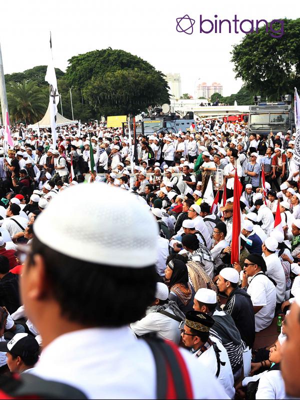 Para demonstran yang didominasi dengan baju warna putih dari berbagai daerah, dan mengenakan penutup kepala sedang duduk-duduk. (Nurwahyunan/Bintang.com)
